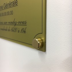 Cache vis plat Ø 18. Matériau: Laiton poli. Mise en situation sur une plaque de 300 x 200 mm.