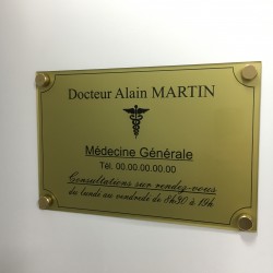 Cache vis plat Ø 18. Matériau: Laiton poli. Mise en situation sur une plaque de 300 x 200 mm.