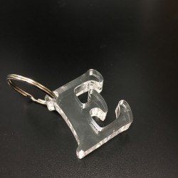 Porte clés en plexiglas 10 mm de 3 x 3 cm, lettre au choix.
